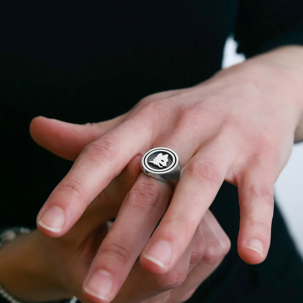 Anello Chevalier Sigillo tondo Lupa AS Roma X Nove25, Unisex, Argento Brunito